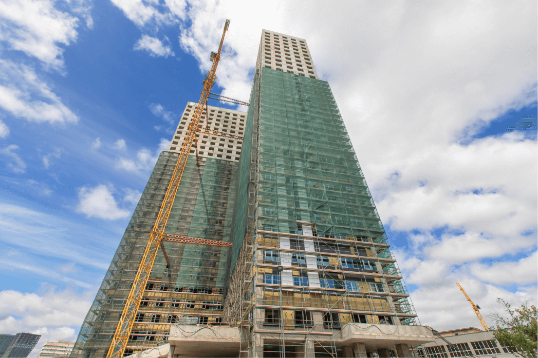 Продолжаются работы по отделке фасада здания AIST RESIDENCE.