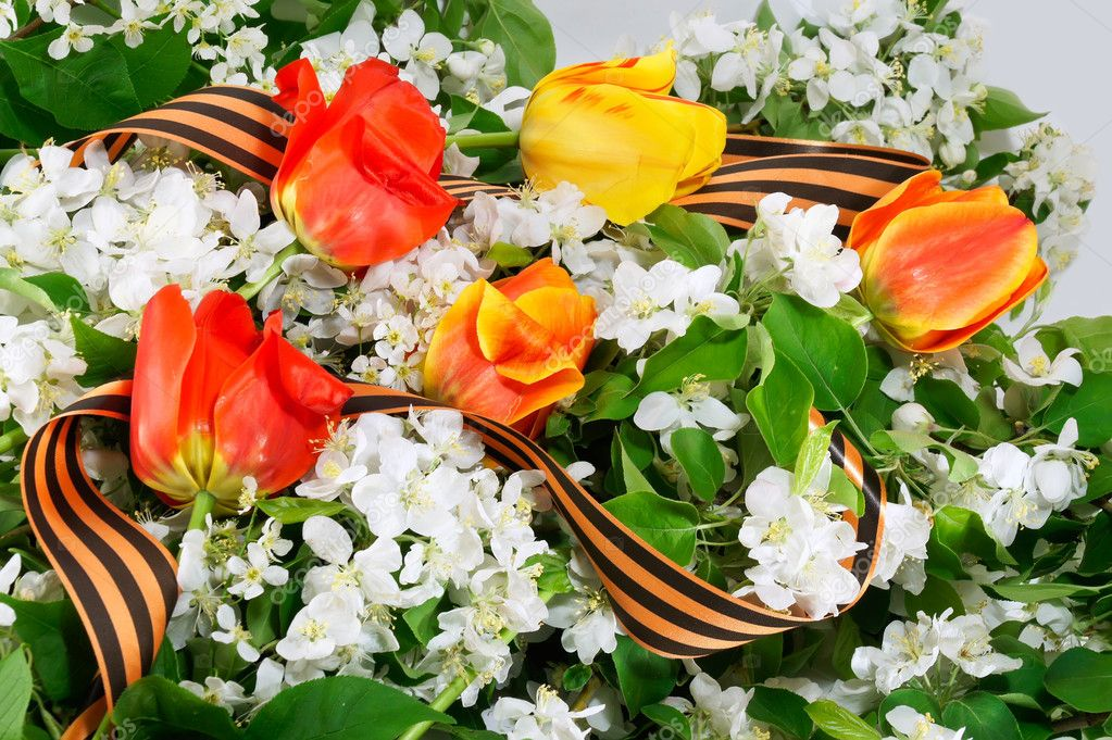 День победы яркий праздник будем помнить. Цветы с георгиевской лентой. Георгиевская ленточка и тюльпаны. Георгиевская ленточка и цветы.